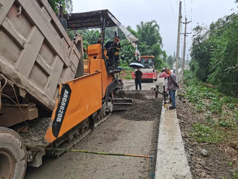 青關路路面改造工程項目建設現場。.jpg