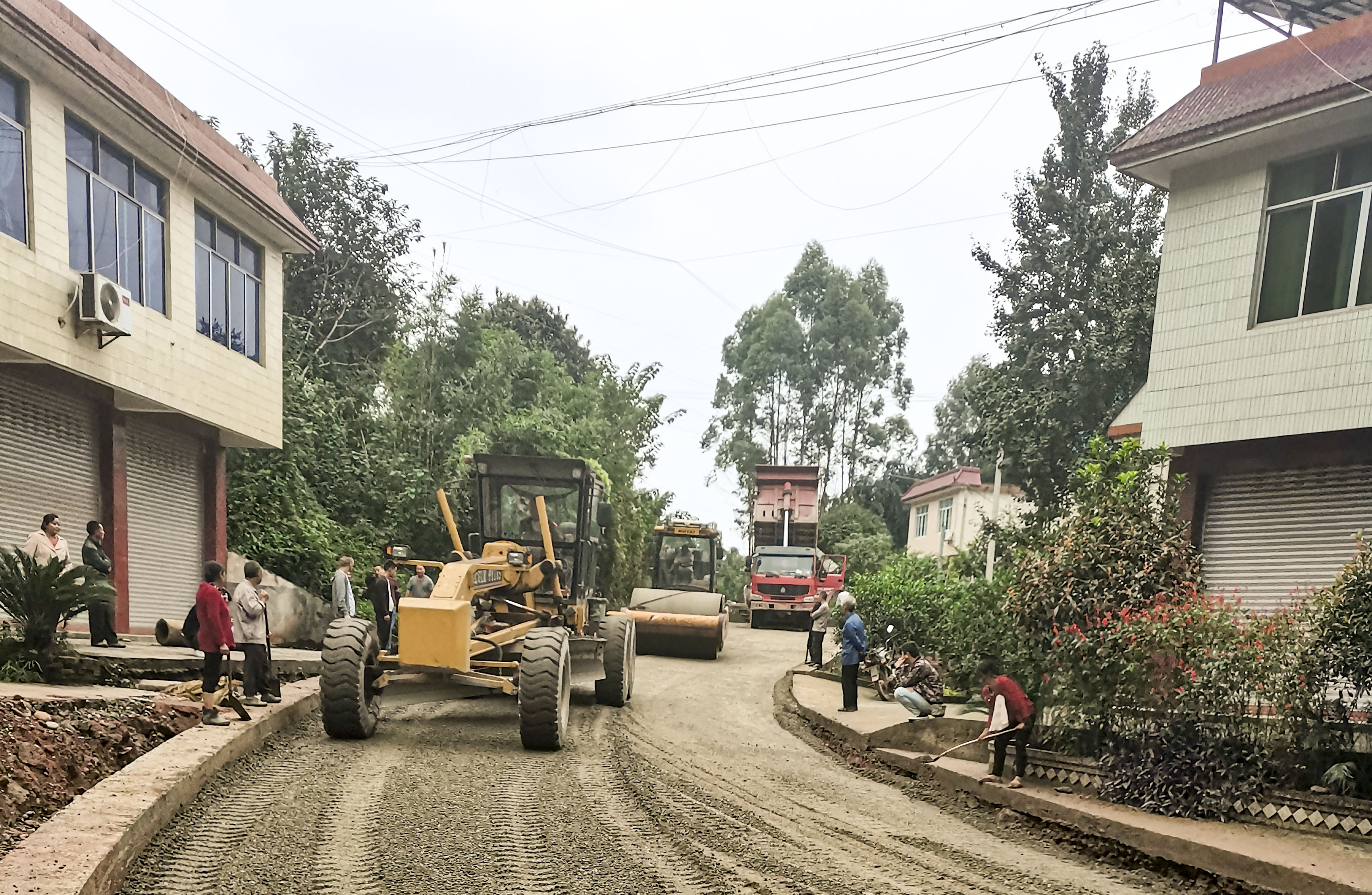 華青路路面改造工程項目建設現場。.jpg