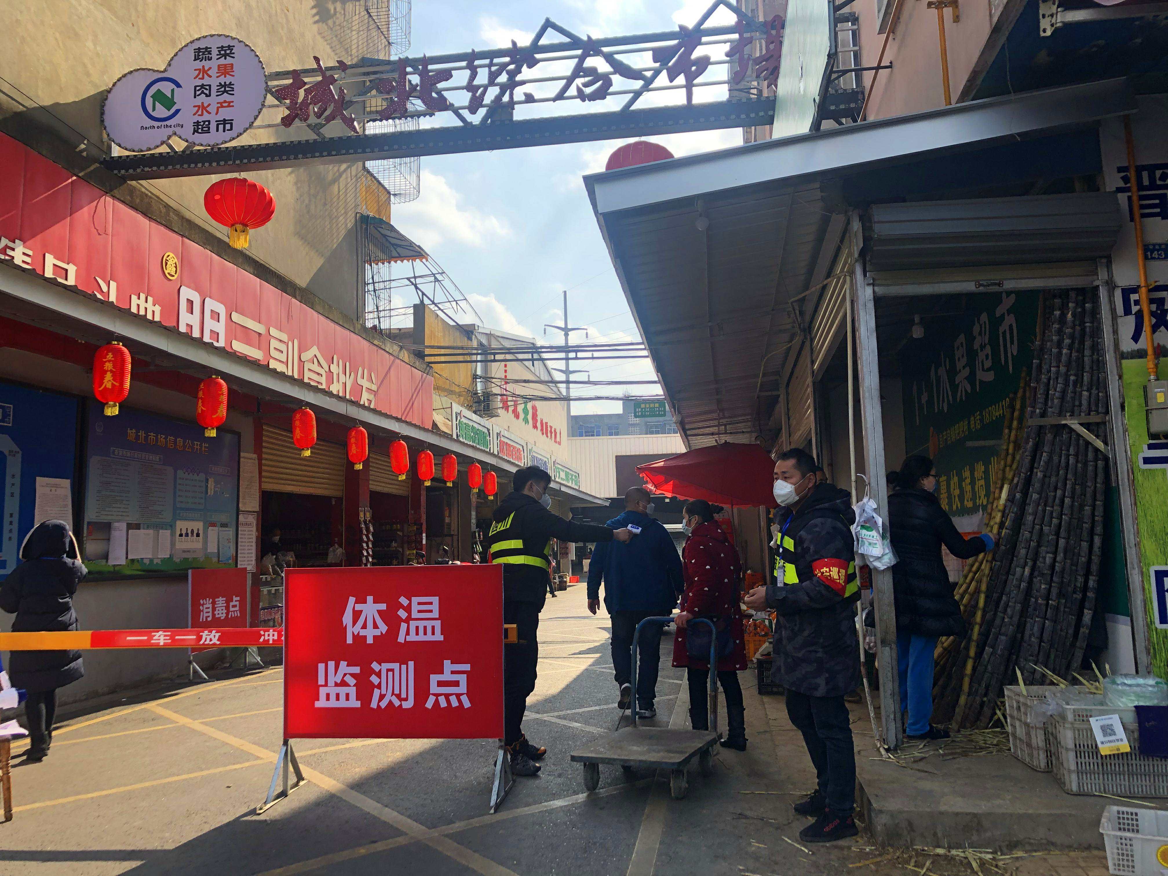 社區工作人員堅守疫情防控一線。
