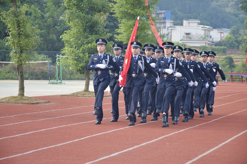 國(guó)旗護(hù)衛(wèi)隊(duì)邁著整齊的步伐，護(hù)送國(guó)旗走向升旗臺(tái).jpg