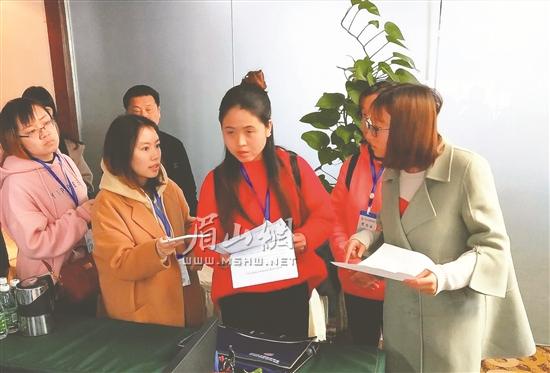 蘇祠街道普查員開展現場登記工作。.jpg