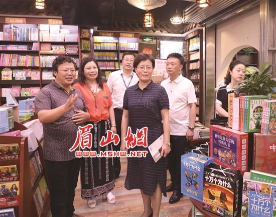朱莉在東坡區圖書館東坡書院分館調研。.jpg