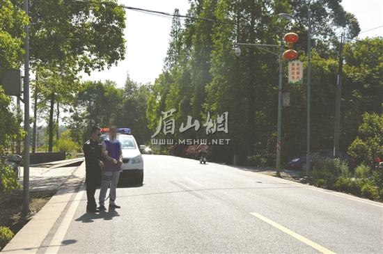 犯罪嫌疑人胡某指認肇事逃逸現(xiàn)場。.jpg