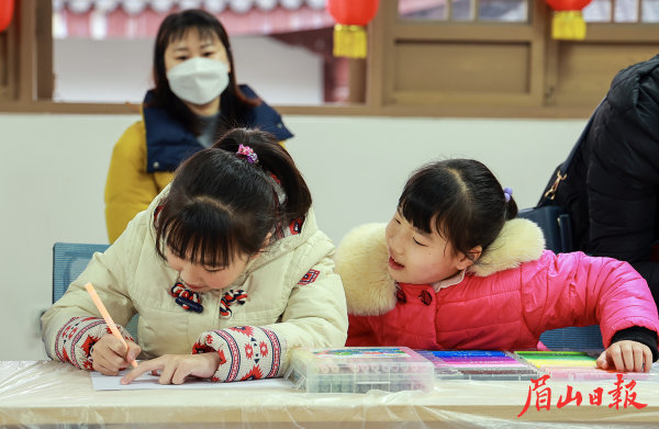  孩子們用彩筆畫出心中的元宵節。