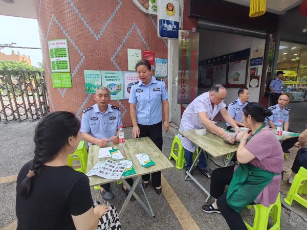 為居民講解有關知識。