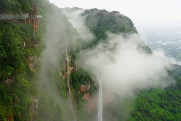  玉屏山景區玻璃棧道。