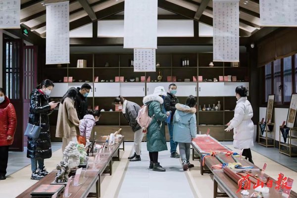  彭祖山景區游客有序參觀民間藝術作品展。