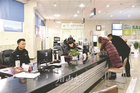 工作人員正在幫市民辦理業務。.jpg