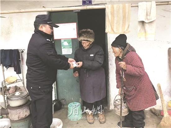 民警為轄區老人送證上門。.jpg