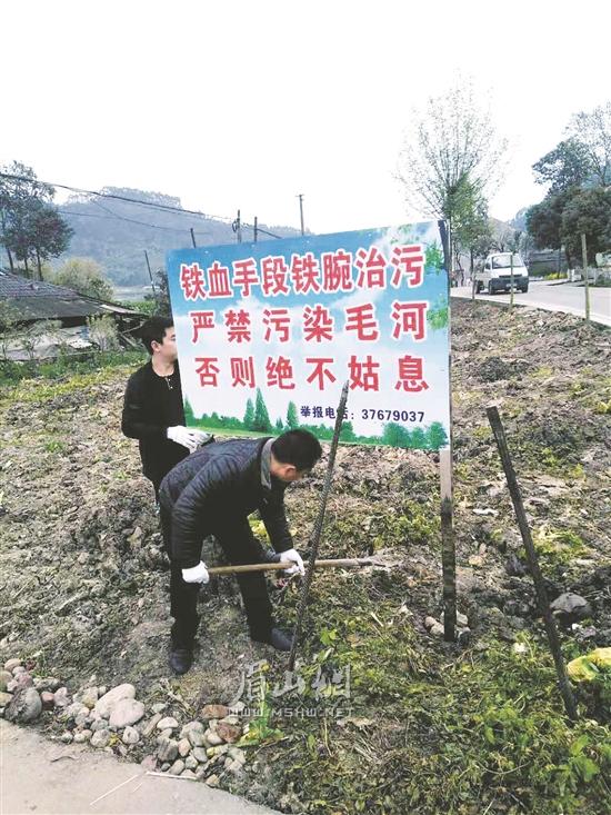 工作人員正在安裝警示牌。.jpg