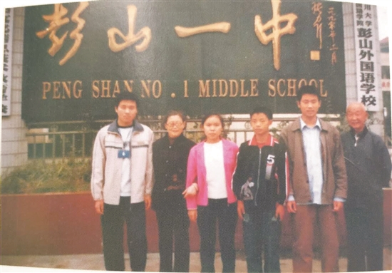 與受助學生合影。（資料圖）2.jpg