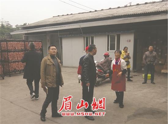 檢查組深入豬肉制品生產(chǎn)企業(yè)檢查。.jpg