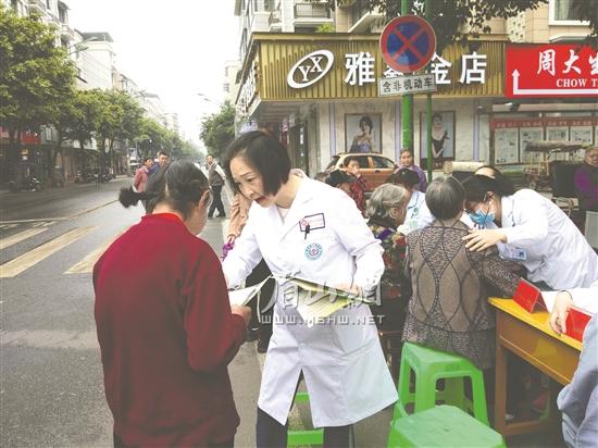 向群眾宣傳衛生防病知識。.jpg