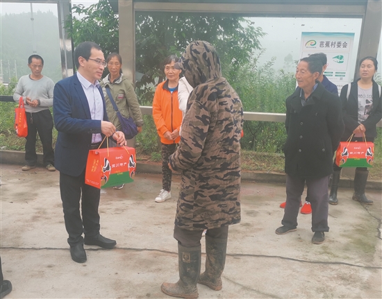 走訪慰問建檔立卡貧困戶。.jpg