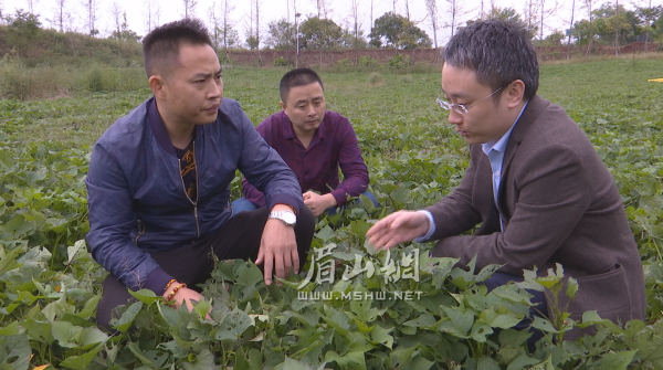 黃睿哲（左）在基地里與人交流。.bmp