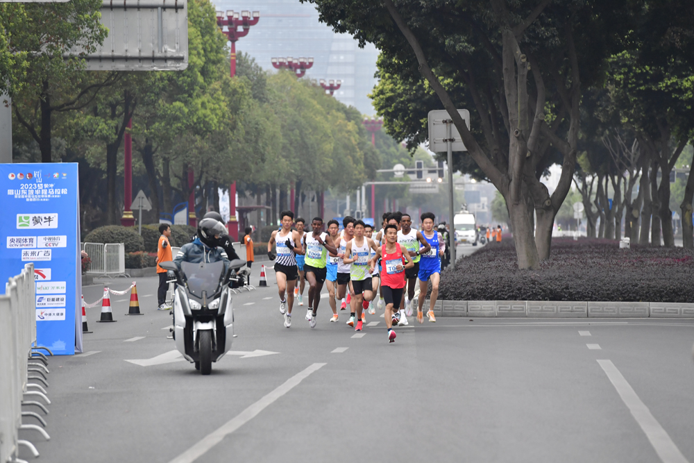 參加半程馬拉松的運動員正在相互追趕。眉山日報全媒體記者 廖波 攝 (1).JPG