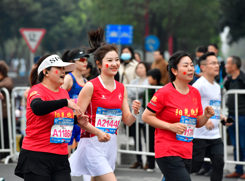 在東坡大道與岷江大道交叉路口，參加半程馬拉松的運動員正在奮力追趕。眉山日報全媒體記者 廖波 攝.jpg