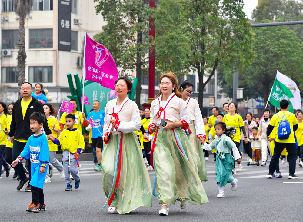 身穿漢服的參賽者。眉山日報全媒體記者 廖波 攝.jpg