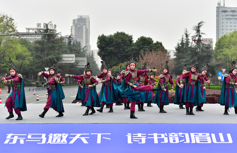 3月18日，在東坡大道與岷江大道交叉路口，來在蘇轍小學的學生正在表演古裝舞蹈《巾幗》，助力東坡半程馬拉松。眉山日報全媒體記者 廖波 攝 (2).jpg