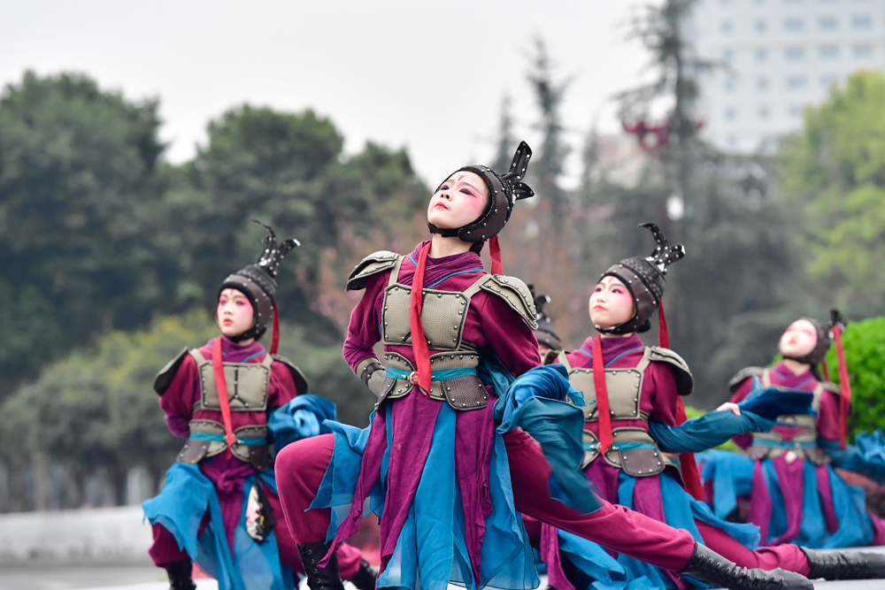 3月18日，在東坡大道與岷江大道交叉路口，來在蘇轍小學的學生正在表演古裝舞蹈《巾幗》，助力東坡半程馬拉松。眉山日報全媒體記者 廖波 攝 (1).jpg