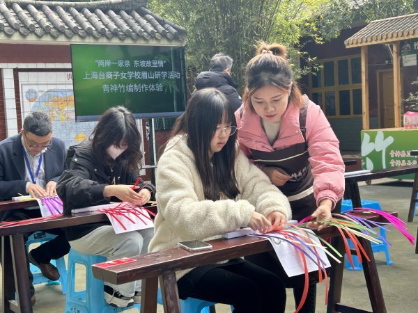  上海臺商子女學校體驗非物質(zhì)文化遺產(chǎn)青神竹編。