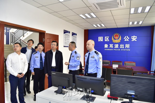 慕新海在東坡區象耳鎮派出所調研。楊槐 攝.JPG