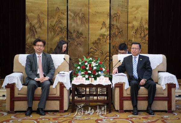 慕新海會(huì)見(jiàn)韓國(guó)駐成都總領(lǐng)事張?zhí)阚值韧鈬?guó)嘉賓.jpg