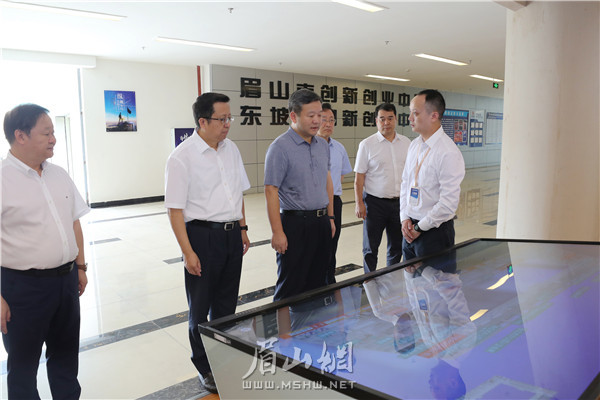15日，曹立軍在東坡區(qū)東坡創(chuàng)客孵化園，調(diào)研大學(xué)生創(chuàng)新創(chuàng)業(yè)工作等。 記者 雷同 攝.jpg