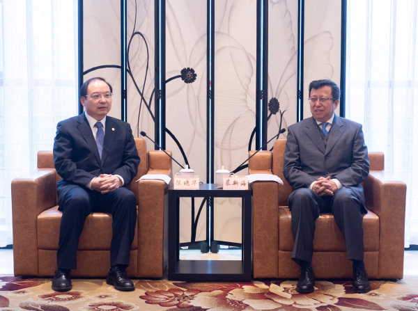 9日，慕新海會見陳曉華一行。記者 楊槐攝.jpg