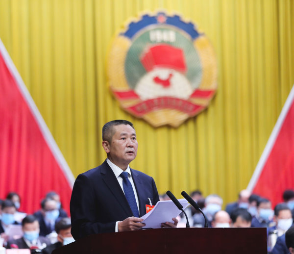 吳小可代表市政協四屆常委會向大會作工作報告。記者 雷同 攝