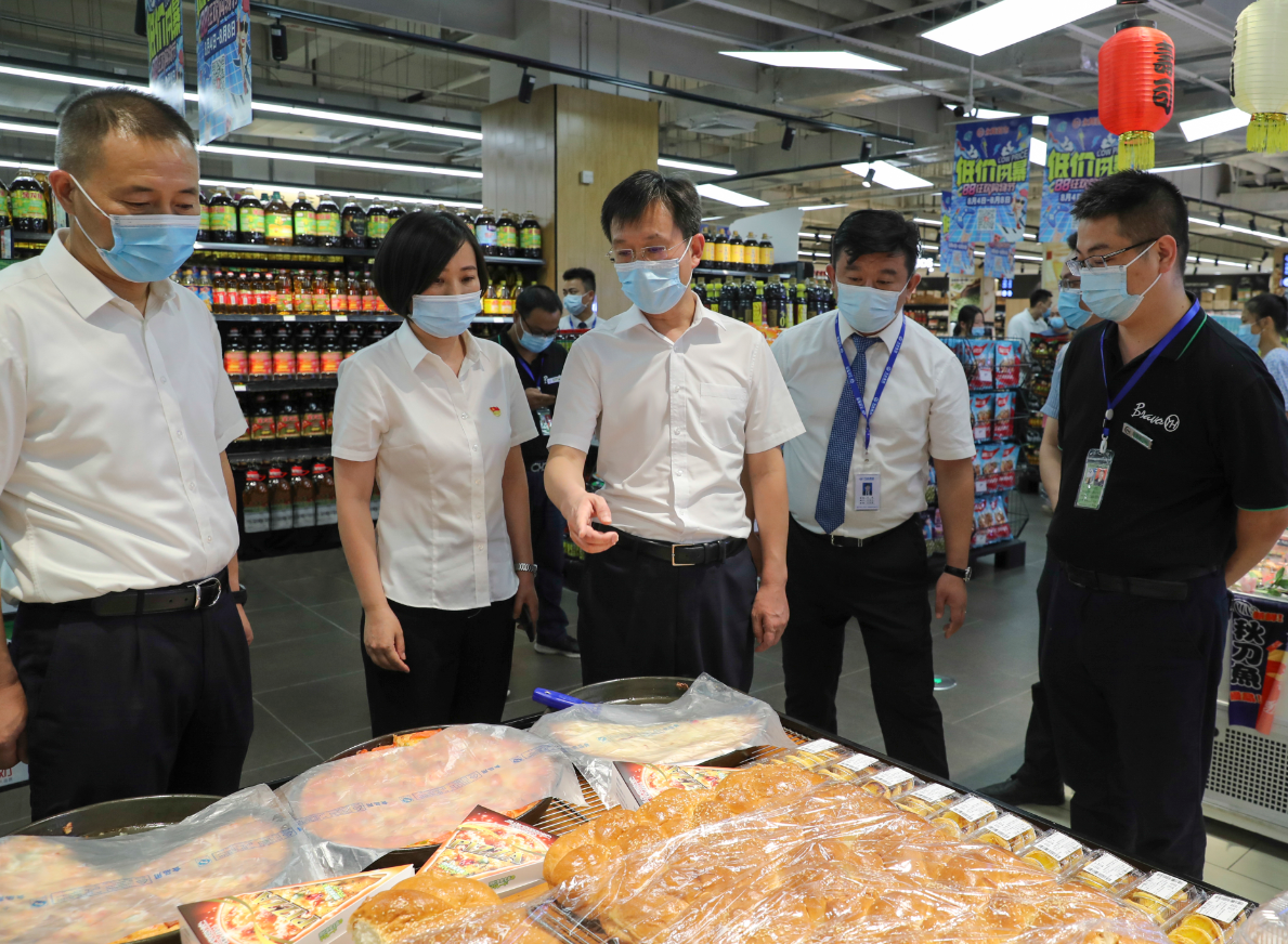 　8月2日，胡元坤在仁壽縣萬達(dá)廣場檢查常態(tài)化疫情防控措施落實情況，并調(diào)研現(xiàn)代服務(wù)業(yè)發(fā)展情況。眉山日報全媒體記者 雷同 攝