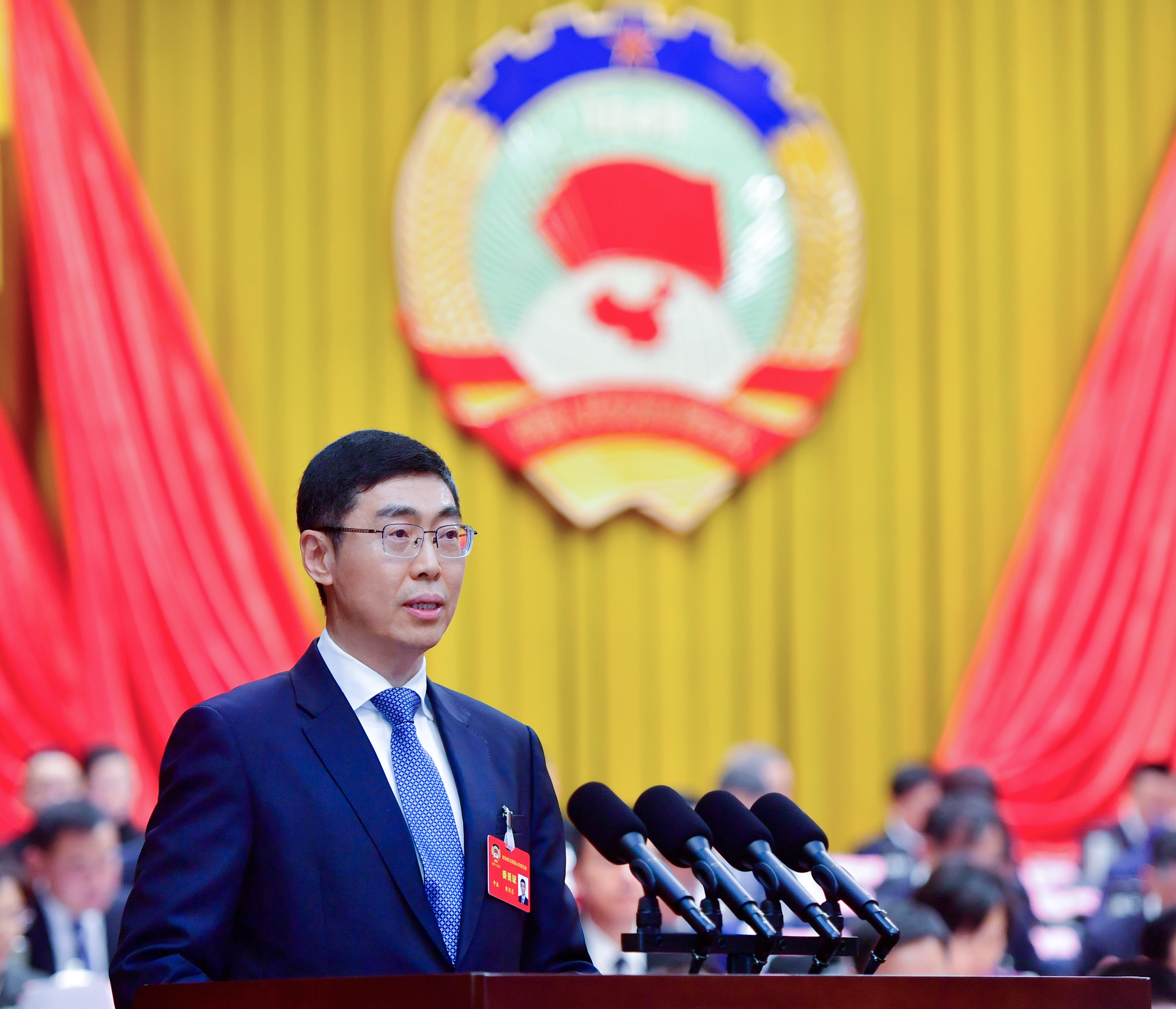 市政協主席黃劍東代表政協第五屆眉山市委員會常務委員會向大會作工作報告。眉山融媒記者 廖波 攝