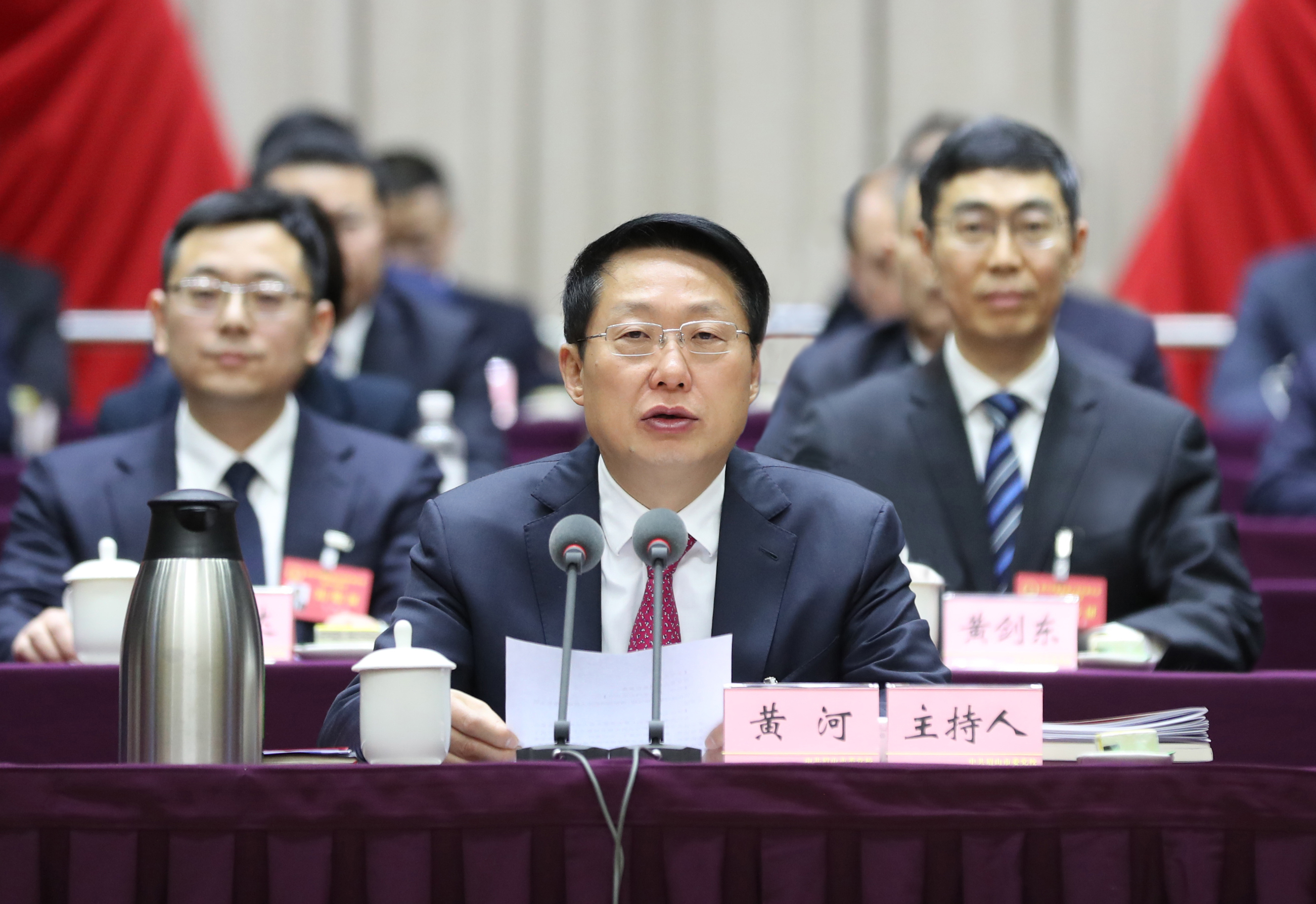   大會主席團常務（執行）主席黃河主持會議。眉山融媒記者 雷同 攝