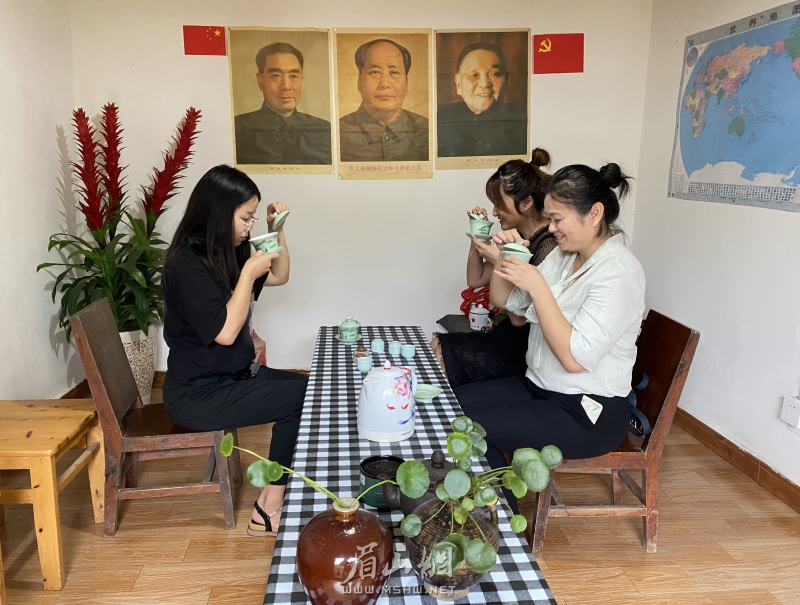 鄰里在羅勤家喝茶聊天，尋一處?kù)o謐。.jpg