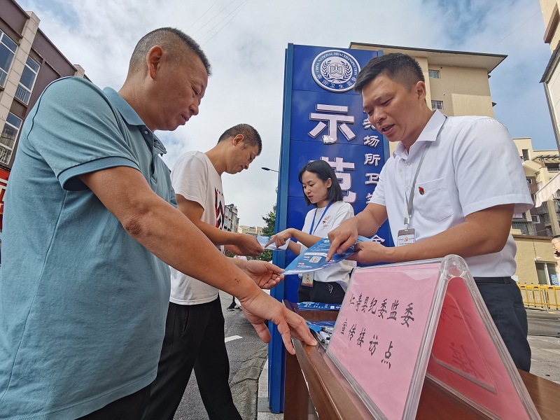 紀檢監察干部向群眾宣傳小微權力“監督一點通”平臺的操作知識。.jpg