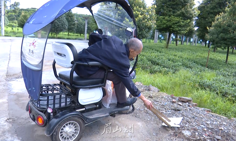 一個編織袋、一個木夾，一輛電動三輪車，何道賢開啟環保之旅 (1).png