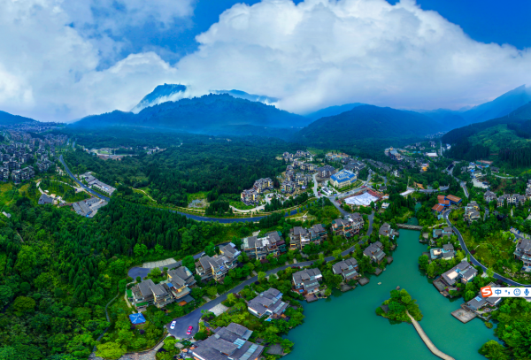 《半山家園》賀建平 攝于七里坪風(fēng)景區(qū).png
