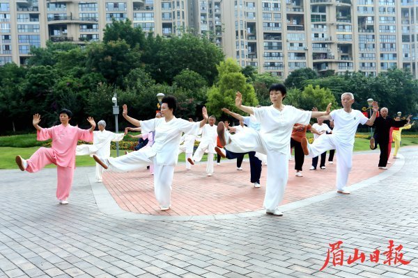  市民在公園鍛煉。