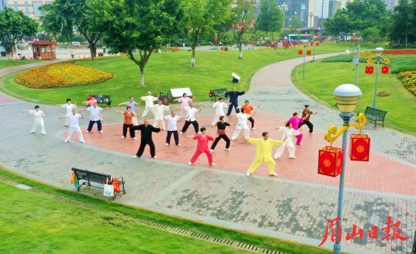  市民在公園鍛煉。