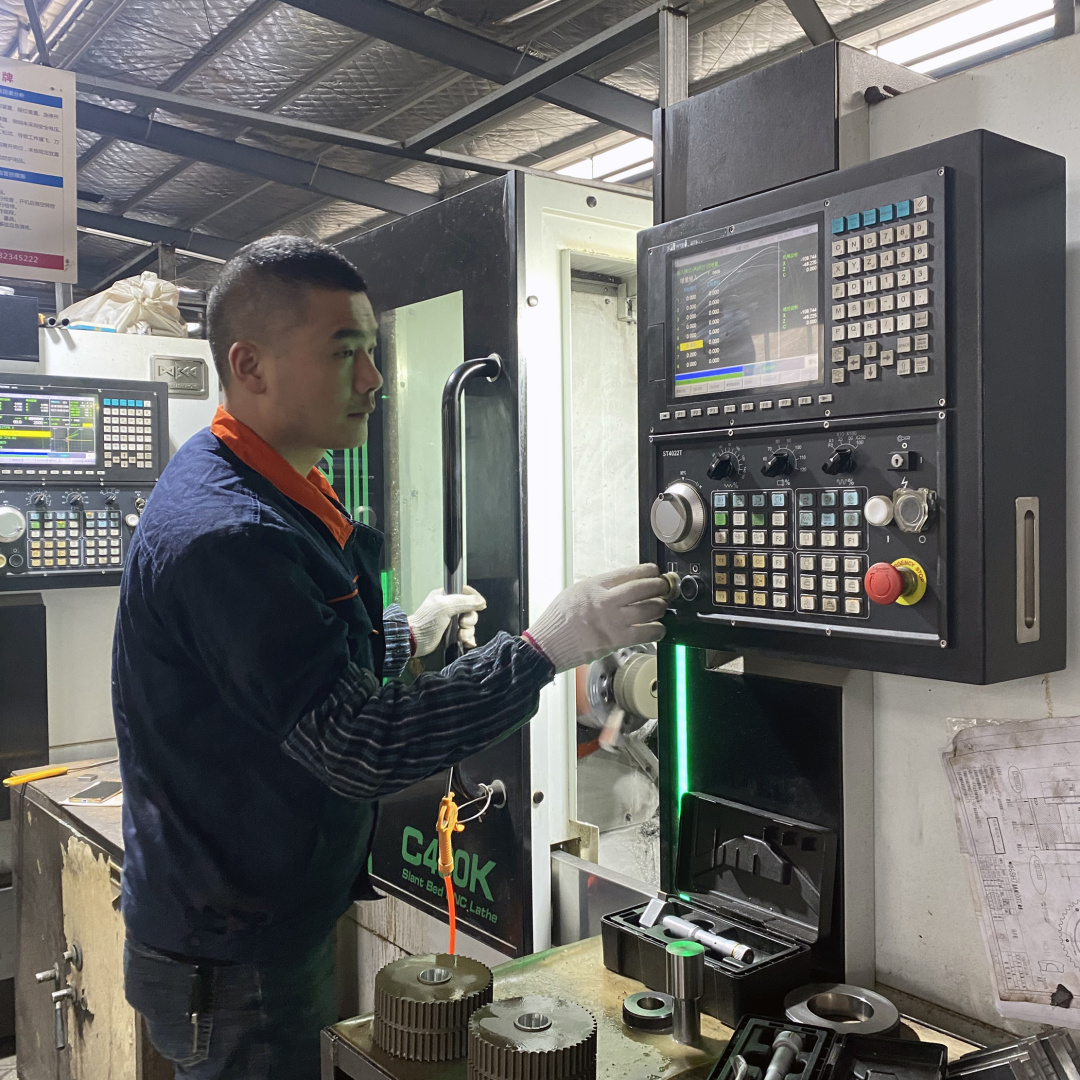 丹棱縣瑞豊機械零部件有限公司工人正在抓緊生產。.jpg