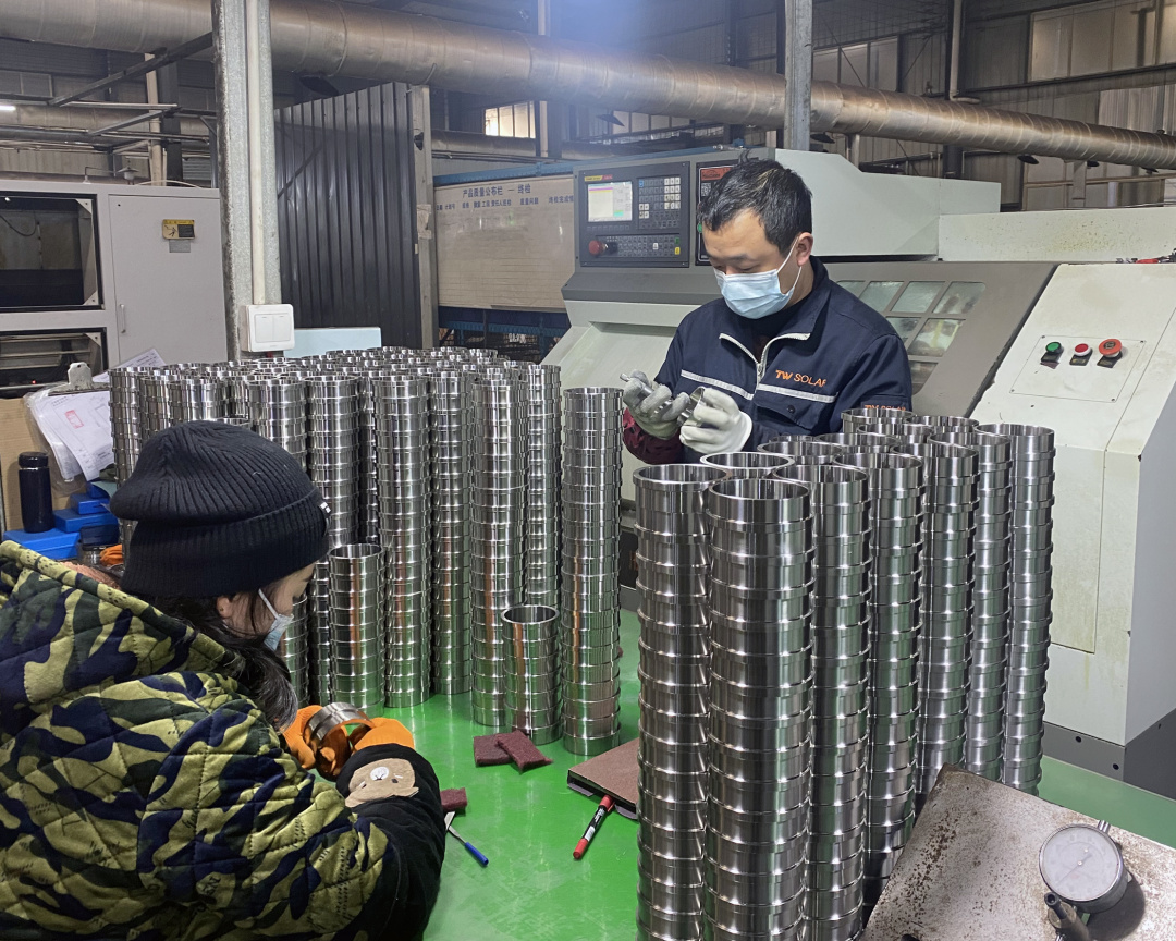 丹棱聯合機械實業有限公司工人正在檢驗產品。.jpg