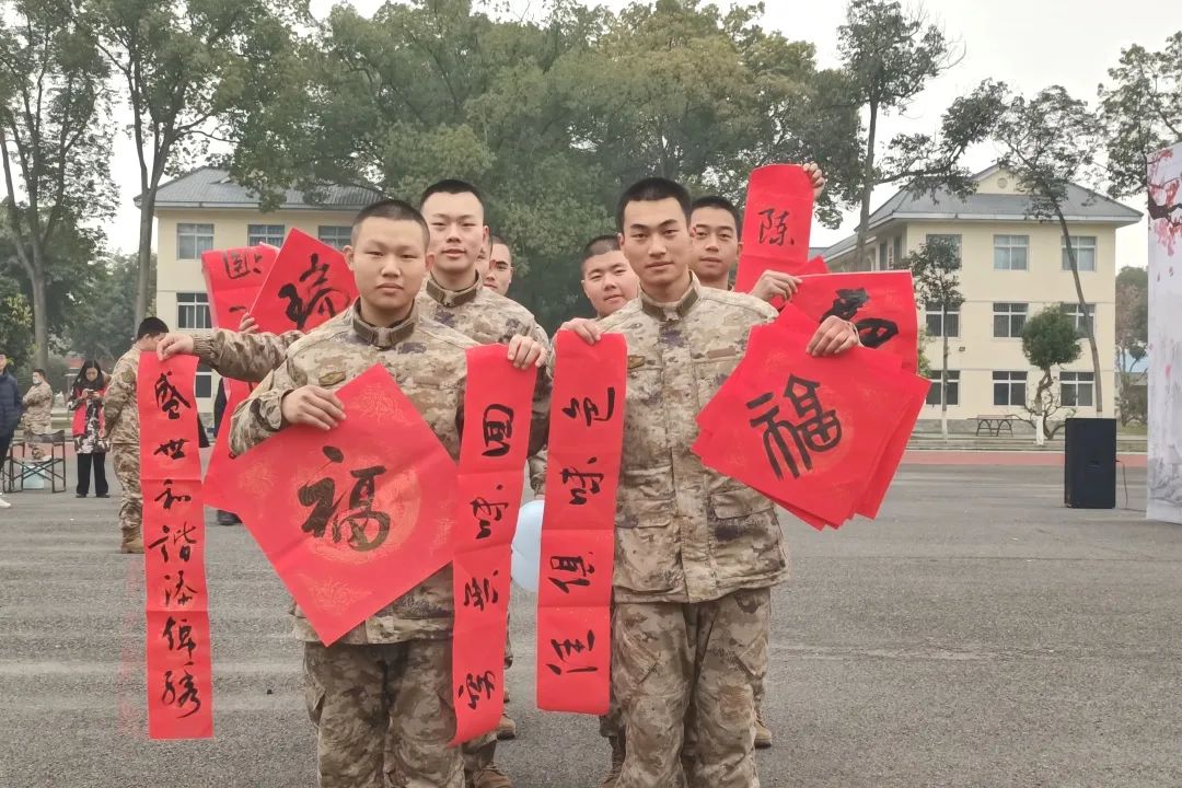 官兵們手舉春聯(lián)合影。.jpg