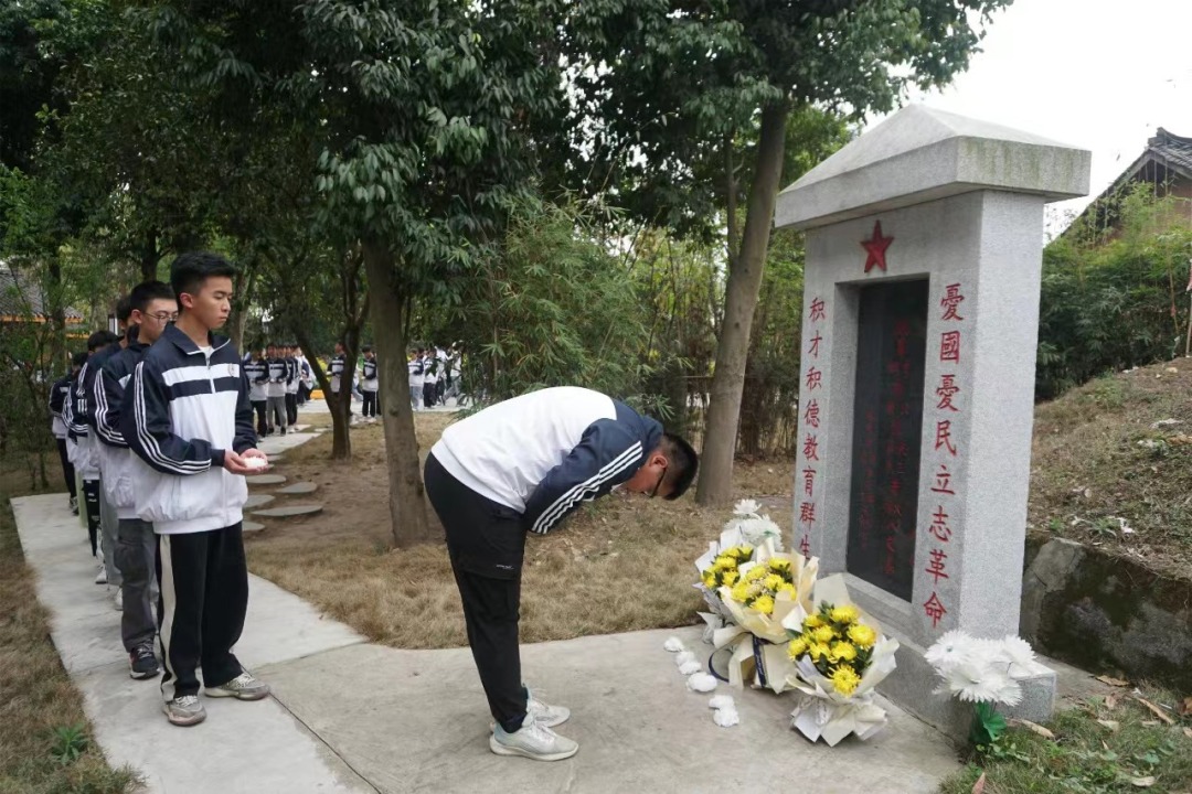 同學們為革命先烈獻花。.jpg