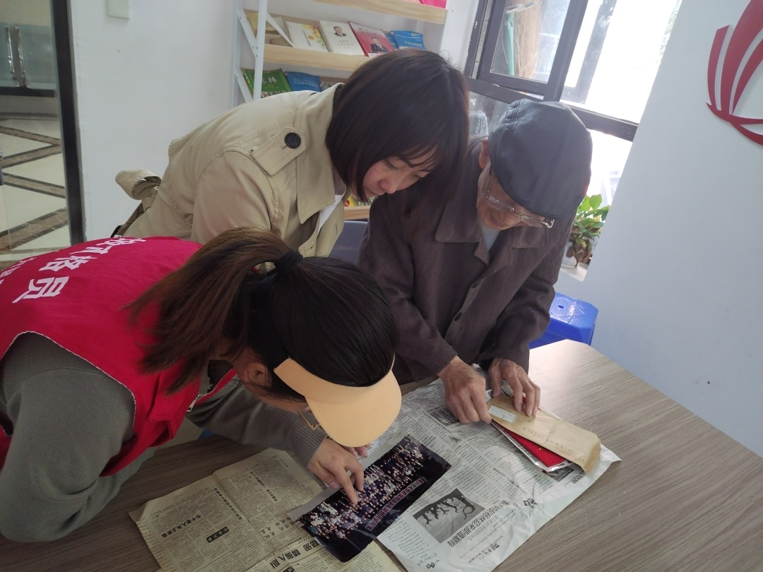 老黨員講述自己的故事。.jpg
