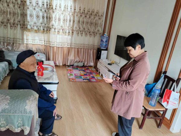  幸福村干部到黃春林老人家中辦理認證。