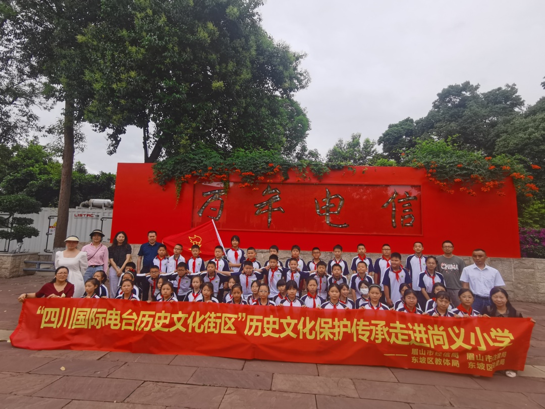 師生合影留念。.jpg