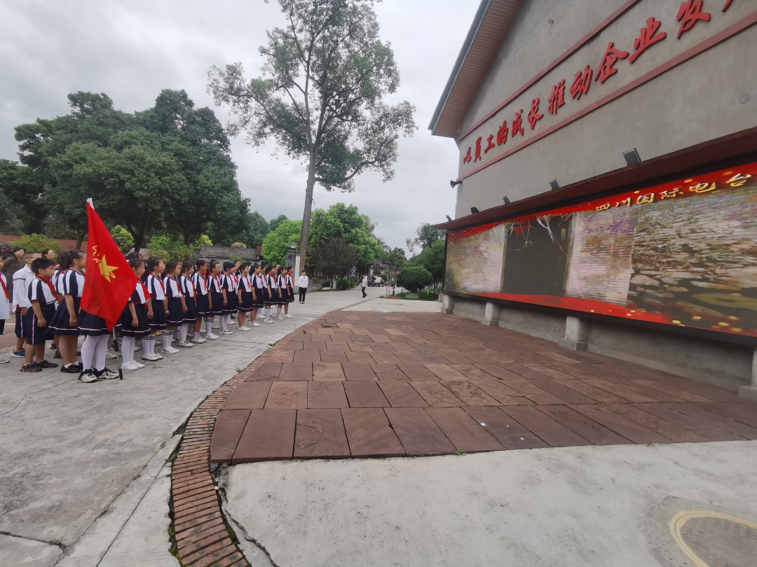 同學們觀看“四川國際電臺一新中國三線建設戰(zhàn)備通信博物館”宣傳片。.jpg