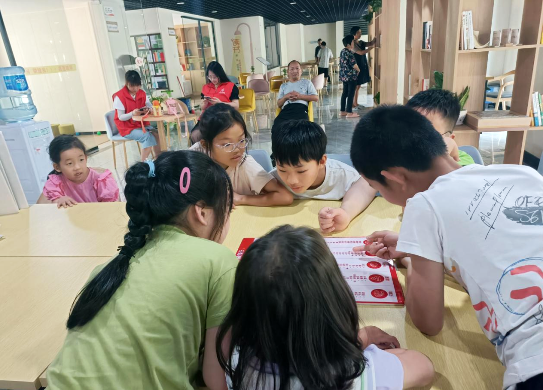  孩子們交流東坡美食文化。
