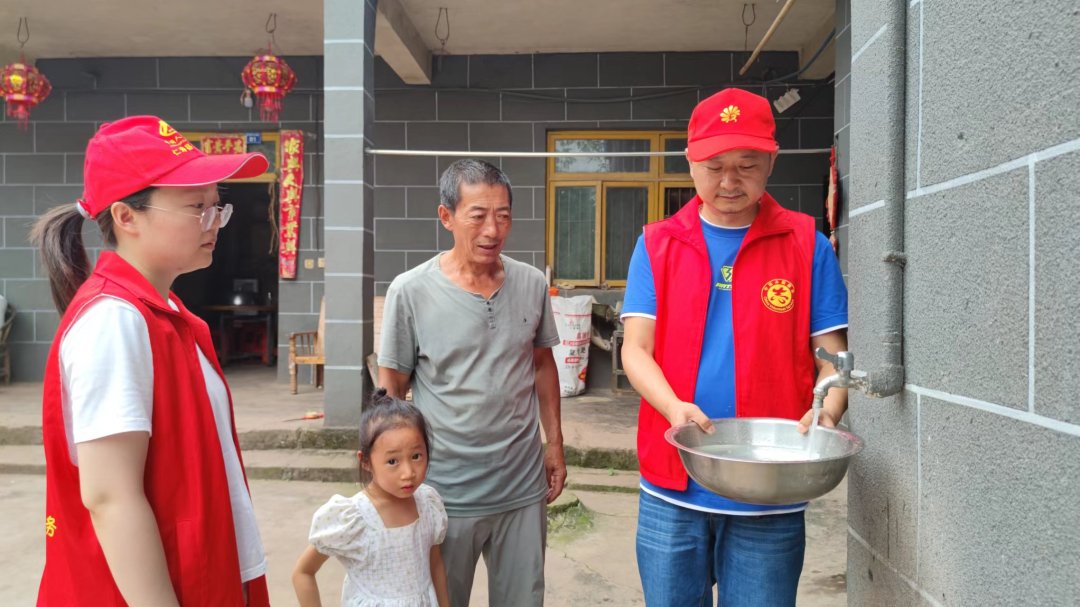 志愿者進村入戶，宣傳節約用水。.jpg