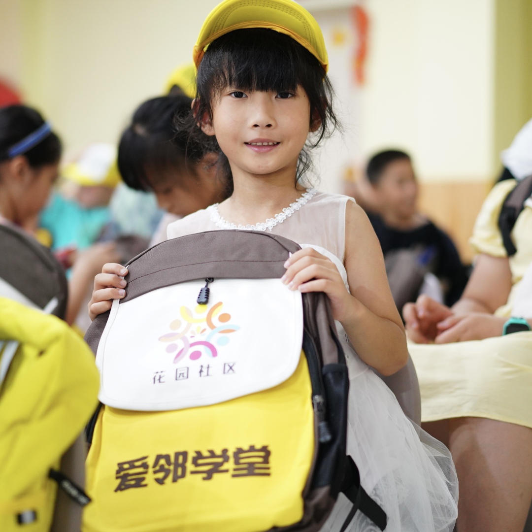 托管班的孩子拿到新書包。.jpg